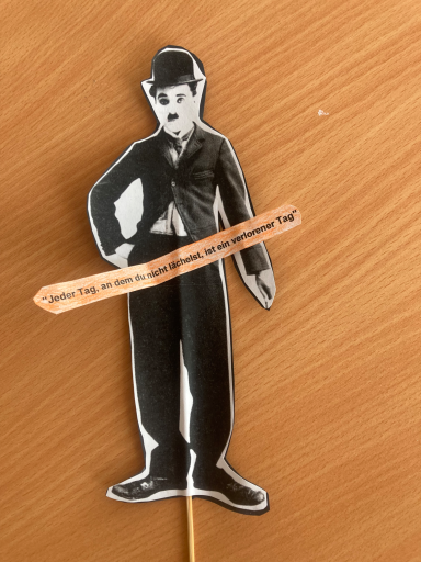 Stabpuppe Charlie mit dem Motto